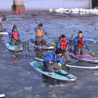 釧路川でＳＵＰボード体験　一面はすの葉氷満喫　冬季限定地域観光【釧路市】(2026-01-17)