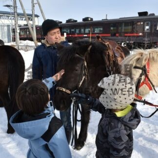 おもてなしに乗客笑顔　ＳＬ冬の湿原号運行開始【釧路市】_3(2026-01-19)