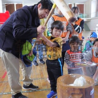 餅つきやモルック楽しむ　企業初参加、北斗小でレク【根室市】(2026-01-20)