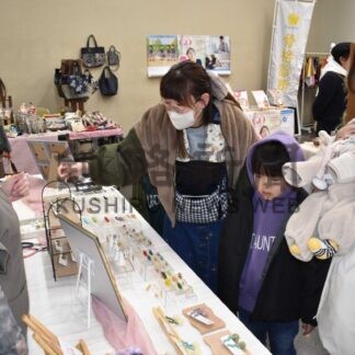 買い物や体験ブース満喫　カラフル・マルシェ、家族連れらでにぎわう【釧路市】(2026-01-20)