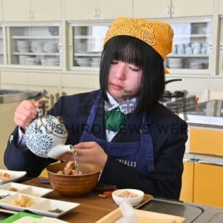 サケ山漬けで食文化学ぶ 　標津高生、お茶漬け調理【標津町】(2026-01-22)