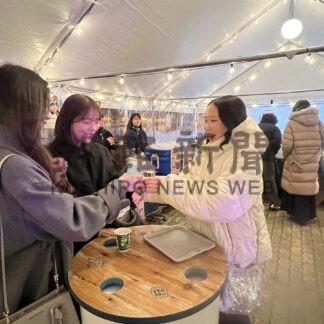 炉端と音楽で冬の港彩る　くしろウインターガーデン開幕、新鮮魚介など味わう【釧路市】(2026-01-24)