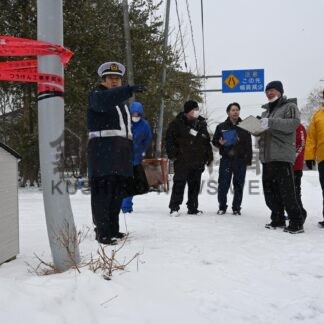 路面凍結、融氷剤散布　死亡事故で現場診断【厚岸町】(2026-01-29)