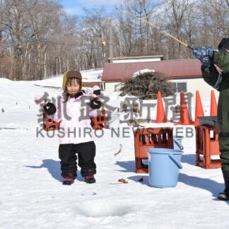子供ら穴釣り体験に笑顔　大津つり公園【鶴居村】(2026-02-06)