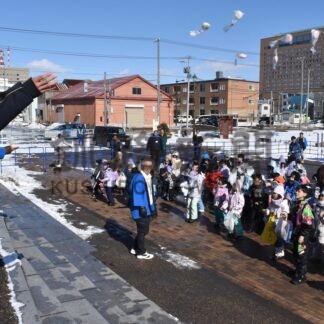 ○×クイズや餅まきで歓声　くしろ冬まつり最終日、家族連れでにぎわう【釧路市】(2026-02-09)