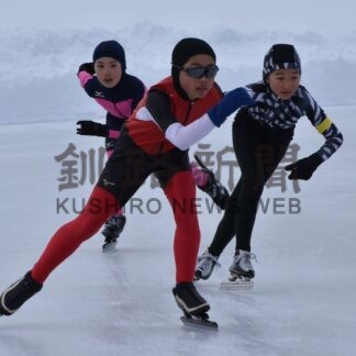 優勝目指し氷上駆ける　町スケート大会、幼児から大人まで１０７人出場【標茶町】(2026-02-10)