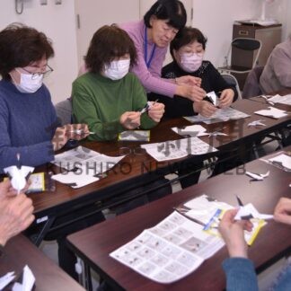 タンチョウ折り鶴に挑戦　釧路観光ガイドの会が教室【釧路市】(2026-02-10)