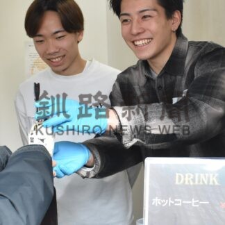 駅前に〝美味しい〟集結　高専生ら飲料など販売【釧路市】(2026-02-15)